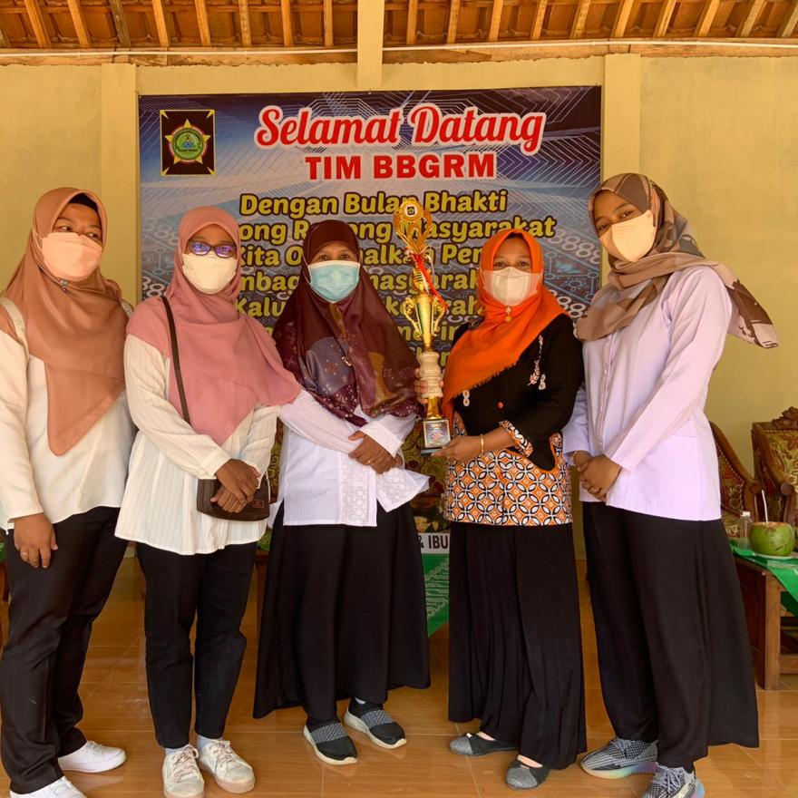 BBGRM Di Hargotirto, BKB Sangkrek Terima Tropy